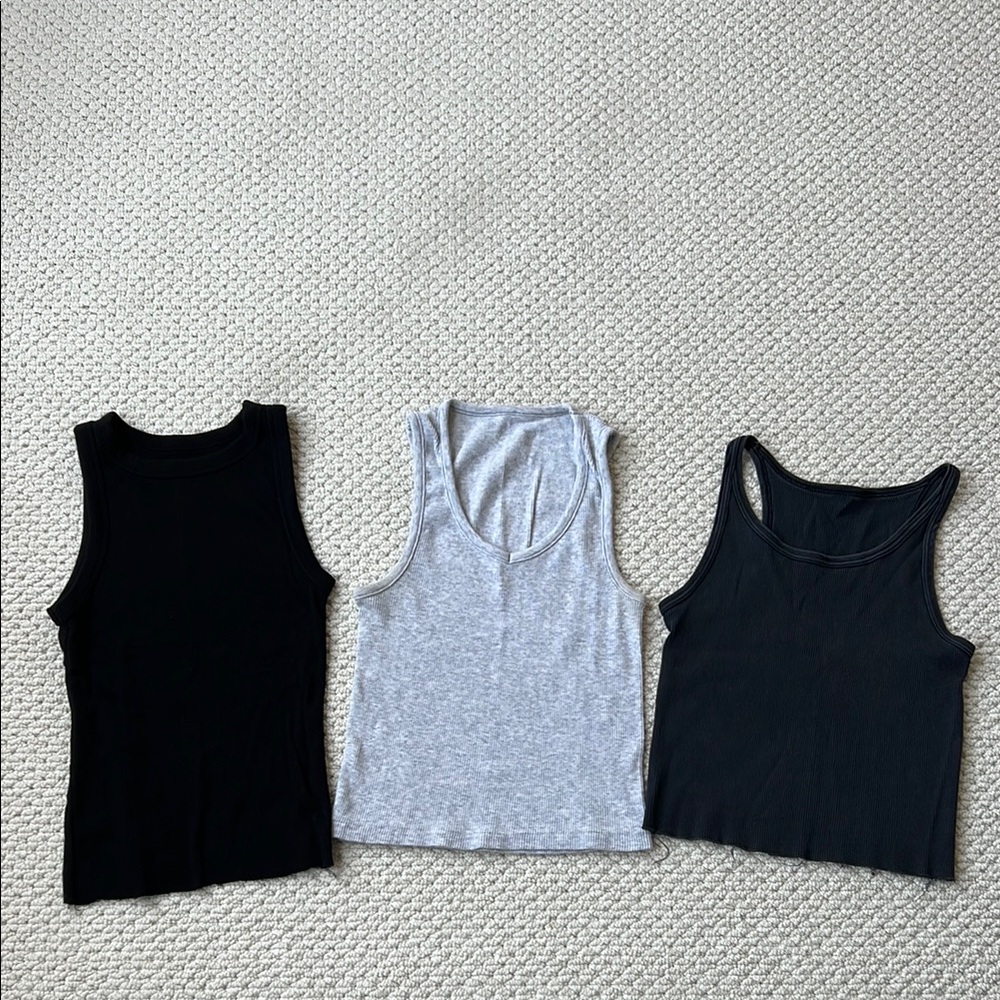 EUC Set of 3 ribbed tank tops size Extra Small